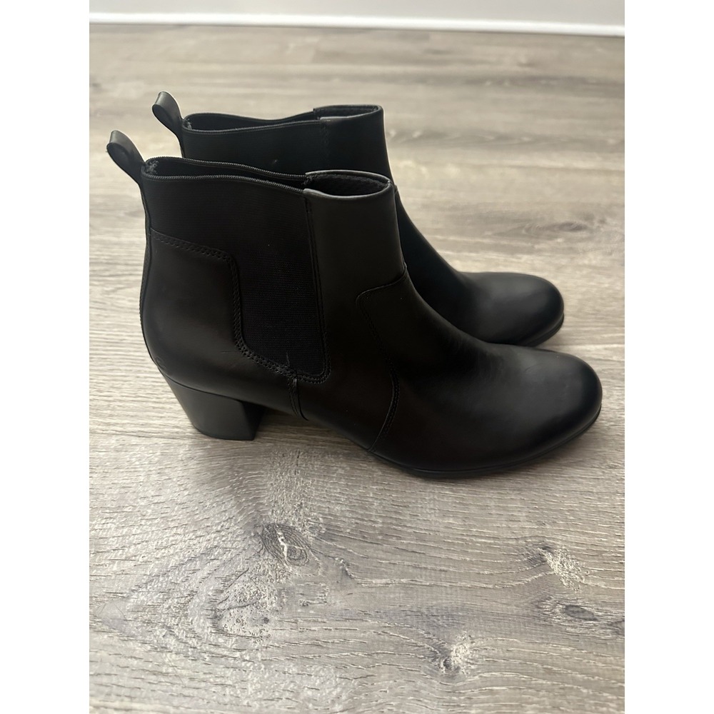 Ecco Shape 35 Black Leather Chelsea Boots Women's Size 8-8.5
